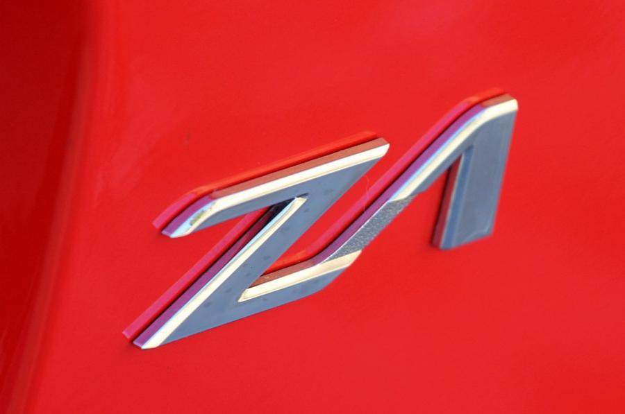 Логотип BMW Z1 (E30) 1988 года  (фото 43 из 88)